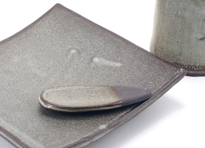 Set van 2 lepels in winterwit glazuur op zwart bakkend klei