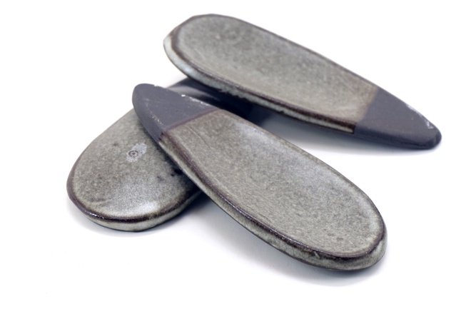 Set van 2 lepels in winterwit glazuur op zwart bakkend klei