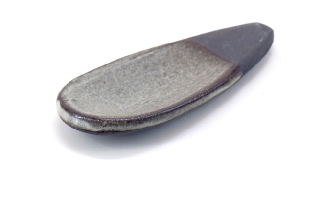 Set van 2 lepels in winterwit glazuur op zwart bakkend klei