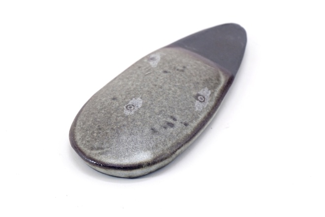 Set van 2 lepels in winterwit glazuur op zwart bakkend klei