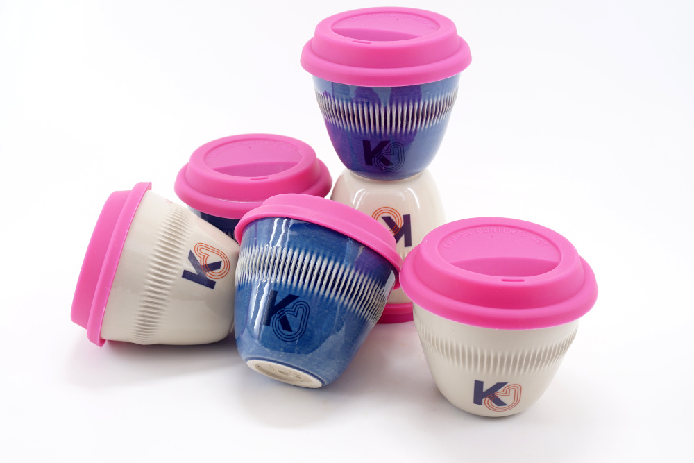 Detail van de reisbekers met Kabeldistrict branding