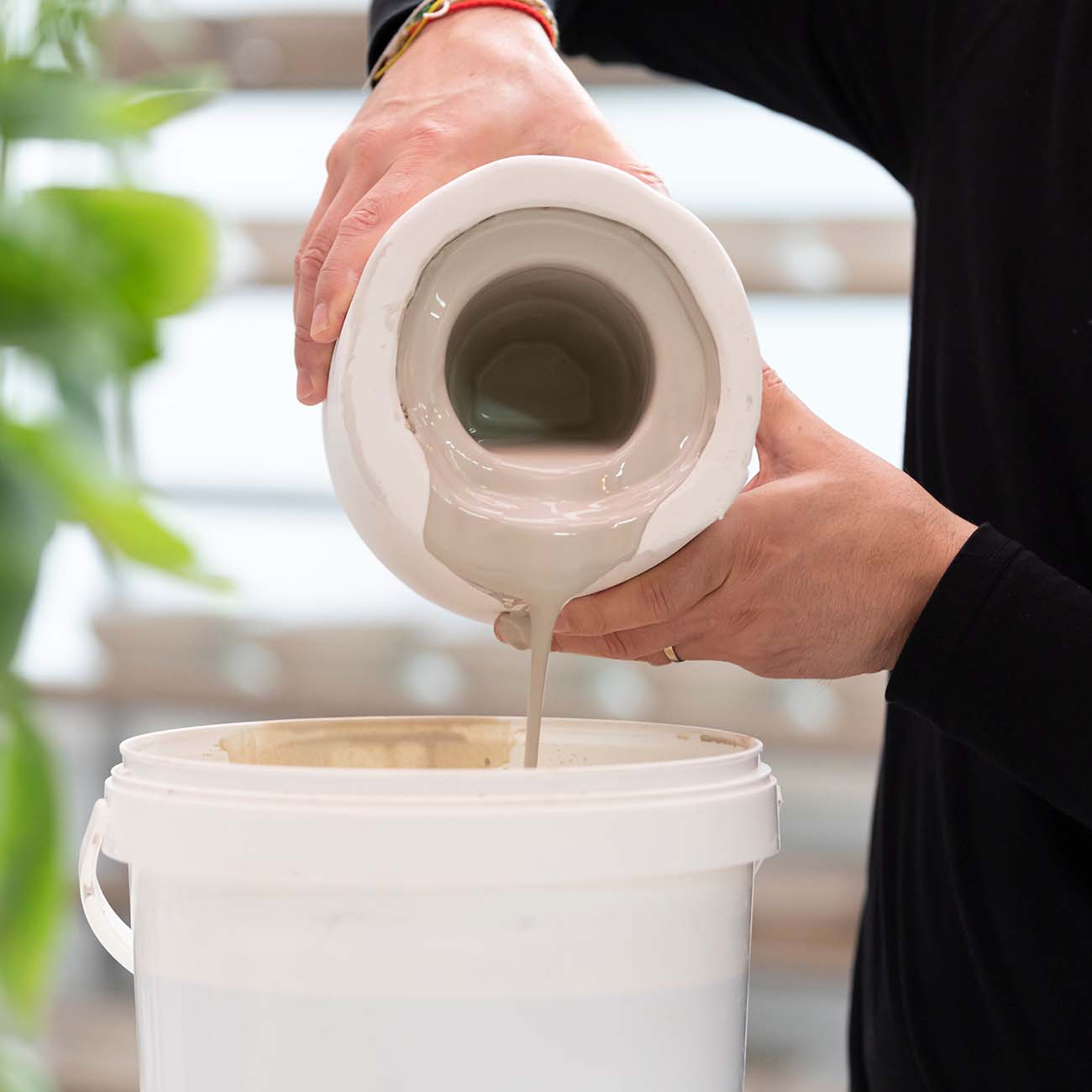 Fiorenzo DArsie is klei an het uitgieten