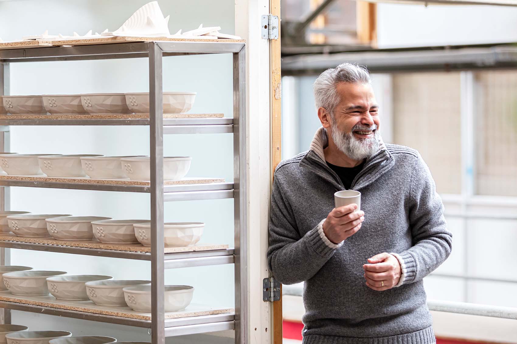 Fiorenzo drinkt koffie op de werkvloer